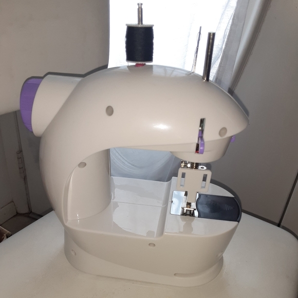 Sewing machine - Picture 3 of 4